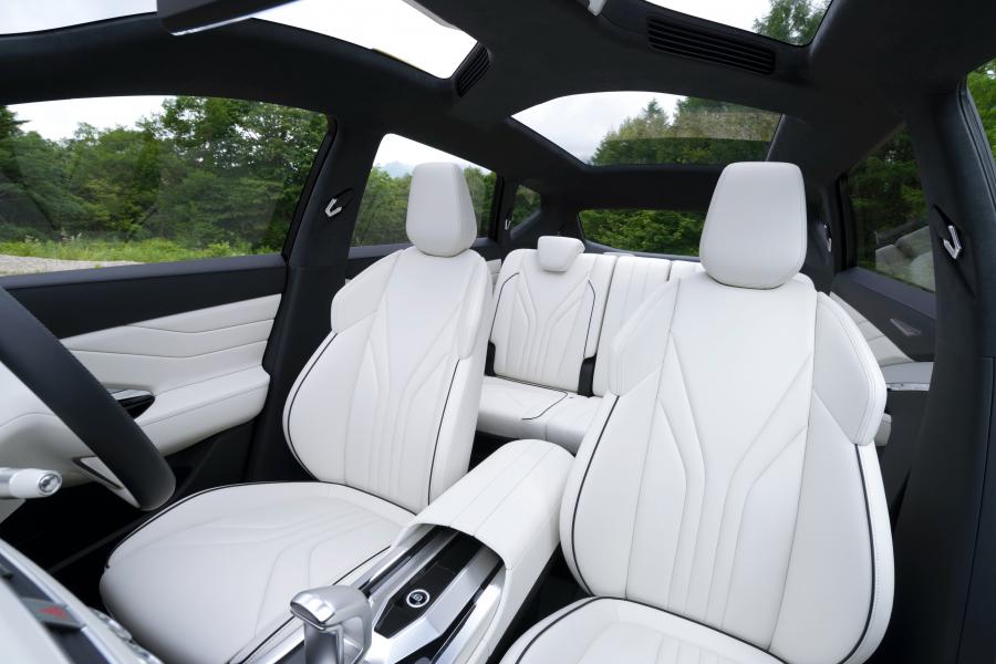 Интерьер Mitsubishi XM Concept 2016 года  (фото 8 из 22)